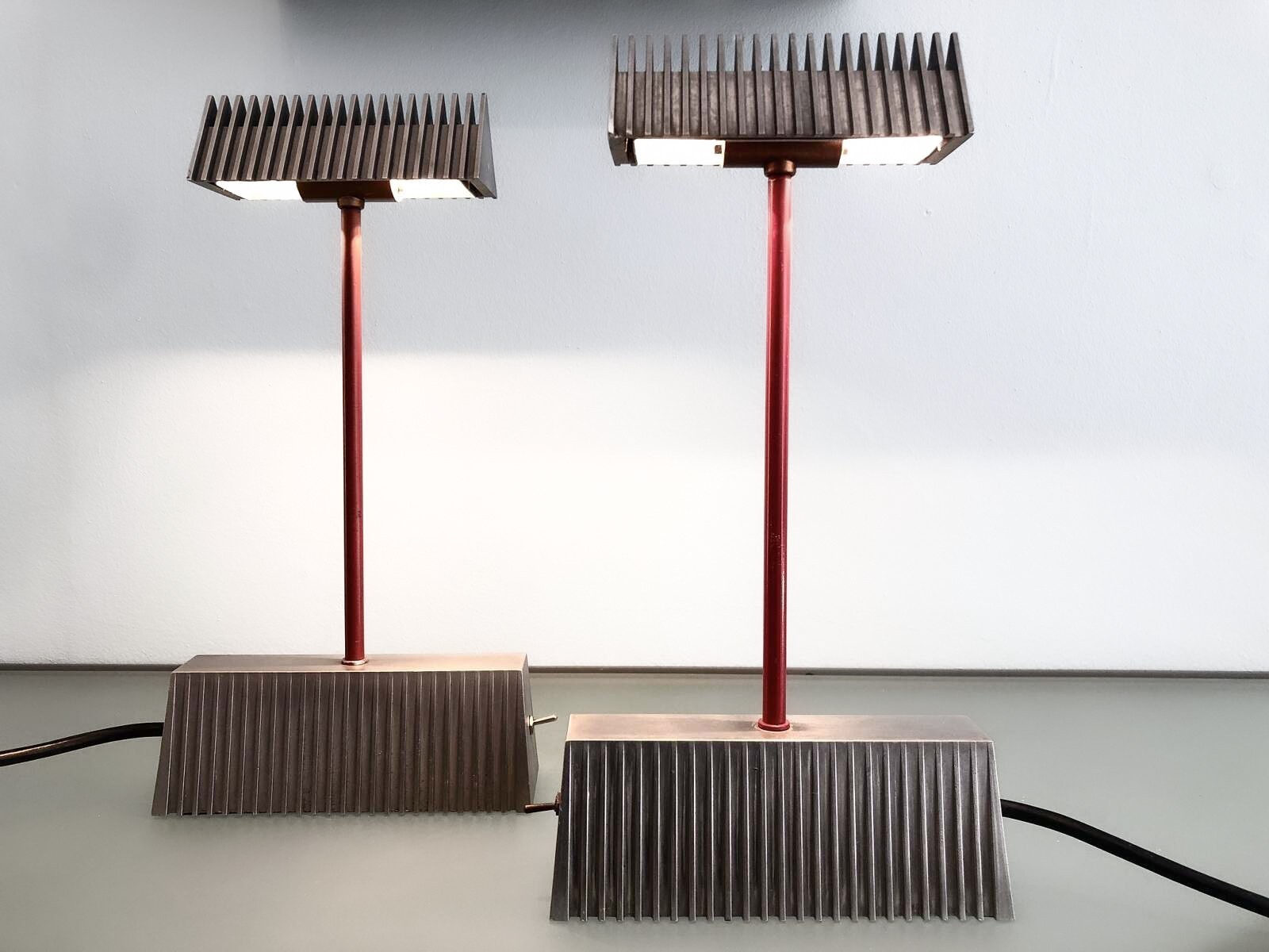 remix-gallery-lampes-piero-castiglioni-grise-rouge_1600_c-copie.jpg